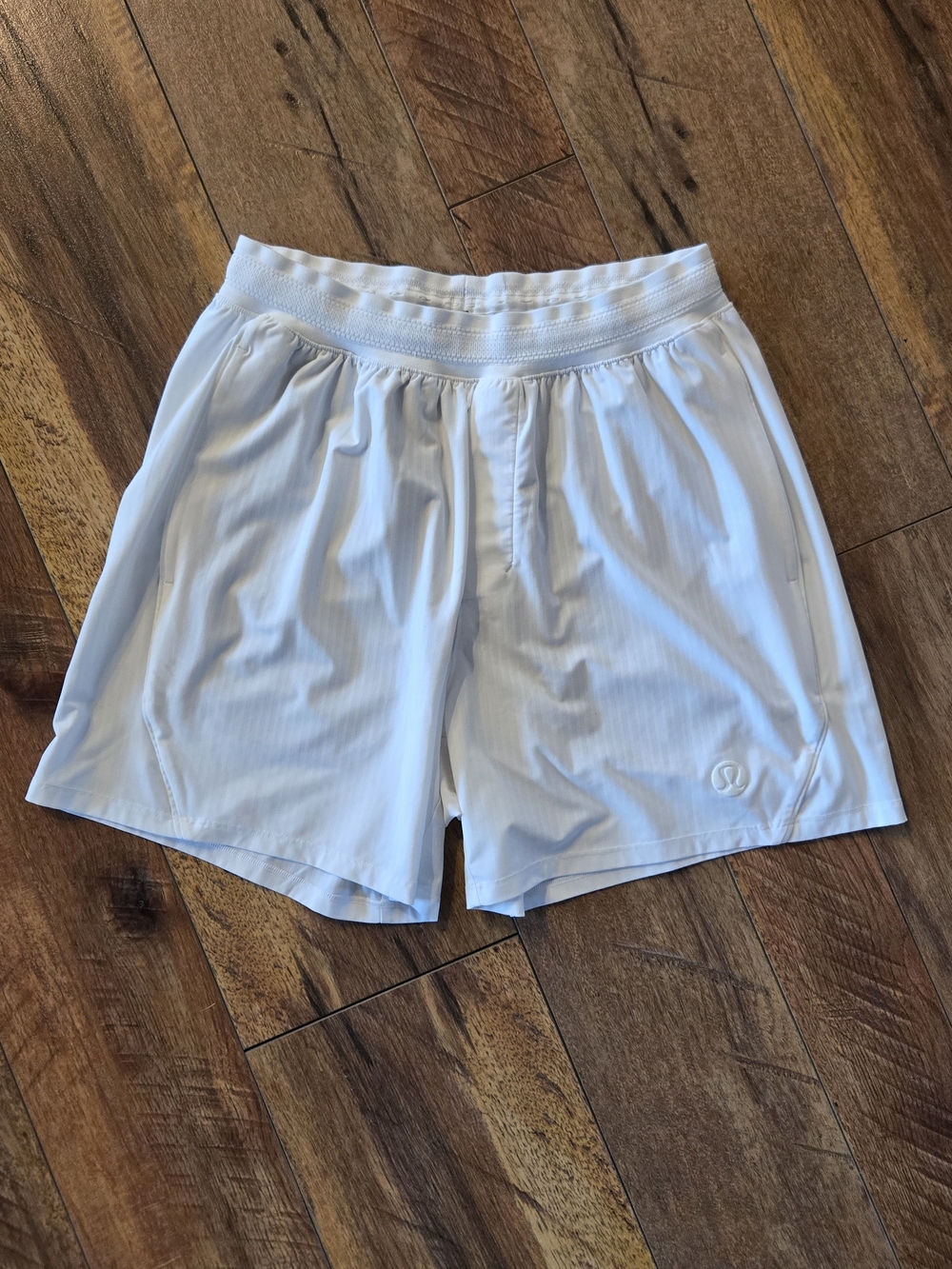 lululemon athletica Men's 5" White Athletic Striped Mesh Tennis Shorts